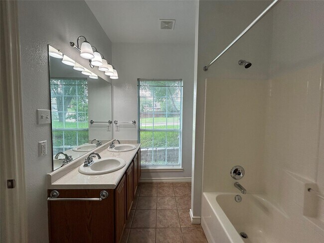 Building Photo - 919 Cedar Ridge Dr