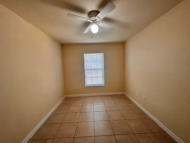 Building Photo - 906 SE 12th Terrace