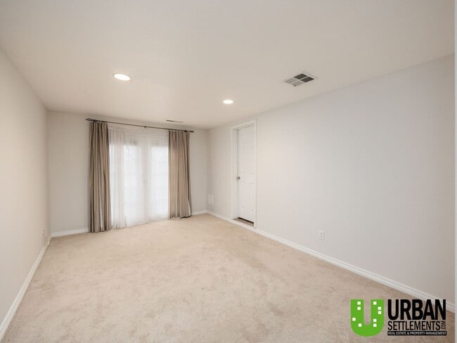 Building Photo - Midtown Coeur d’Alene Gem – Vaulted Ceilings, Large Yard & Prime Location!