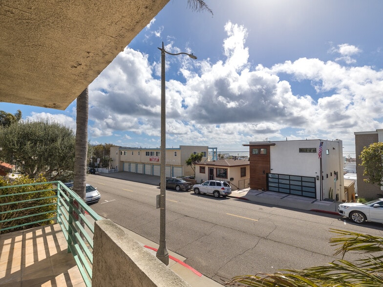 Building Photo - 1744 Manhattan Ave