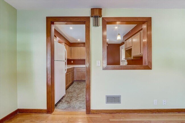 Building Photo - 309 E Lakeview Ave