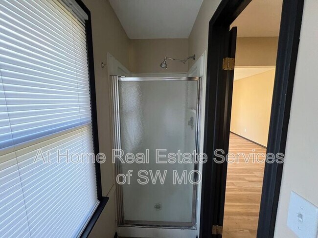 Building Photo - 519 S Hilton Ave