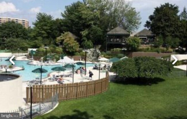 Building Photo - 205 Yoakum Pkwy