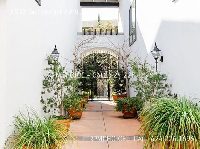 Building Photo - 10933 Wellworth Ave
