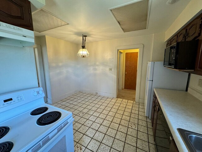 Building Photo - Mary Lou Molnar 111