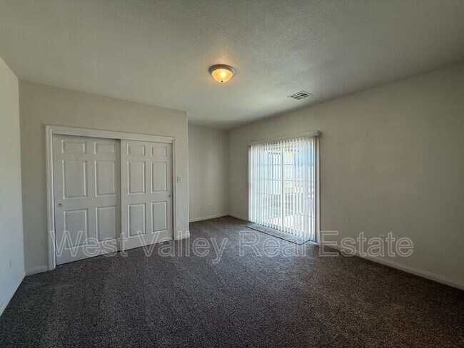 Building Photo - 516 2nd St