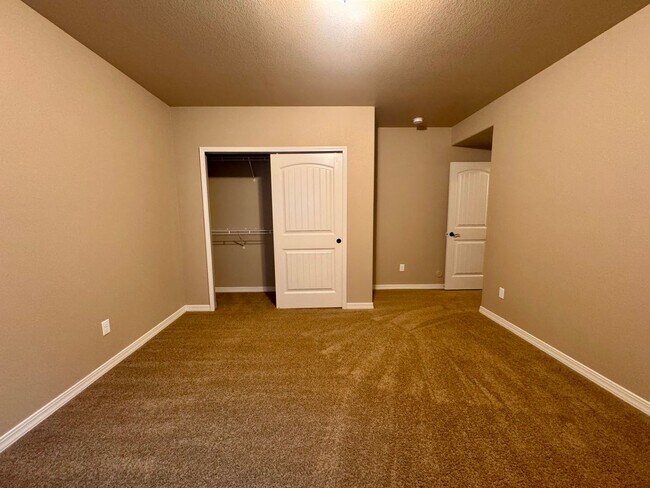 Building Photo - Gorgeous 4 Bedroom Townhome in Briargate
