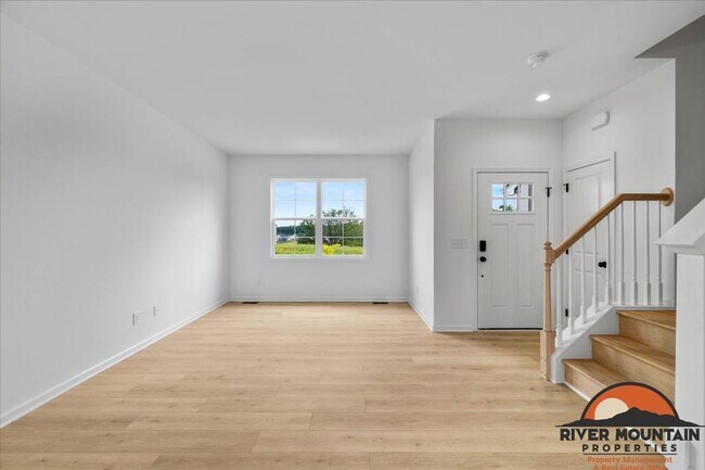 Building Photo - Spacious Townhome with Garage and Bonus Space in Blacksburg