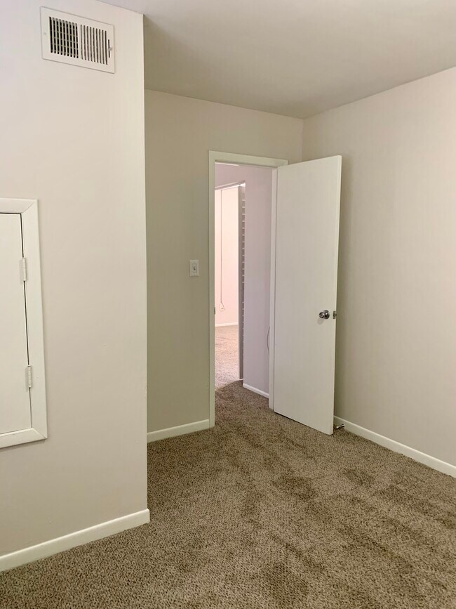 Building Photo - 2558 W Bird St