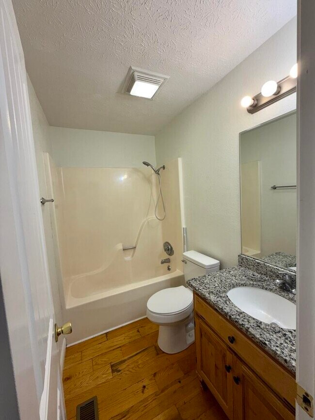 Building Photo - 115 Beecher St