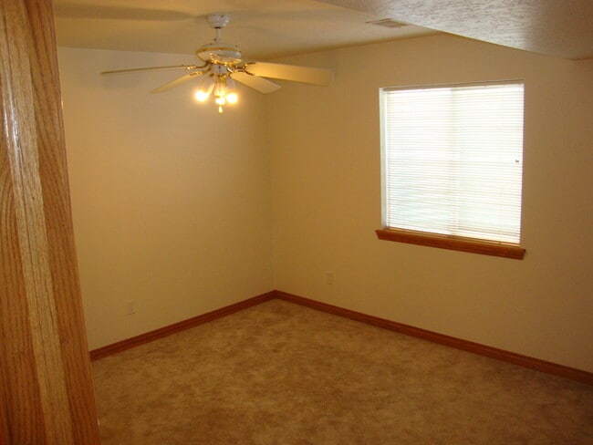 Building Photo - Great 4 bed Duplex