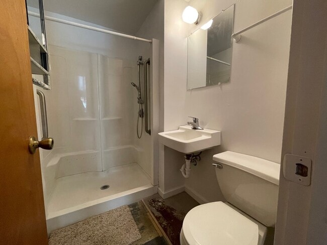 Building Photo - 130 E Broadway St