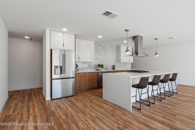 Building Photo - 203 Red Oak Dr
