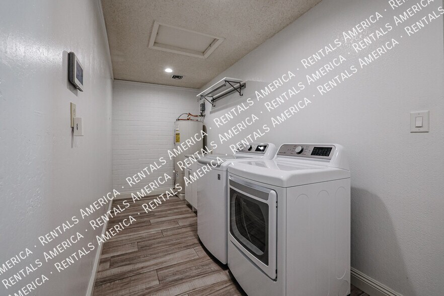 Building Photo - 10534 E Mercer Ln