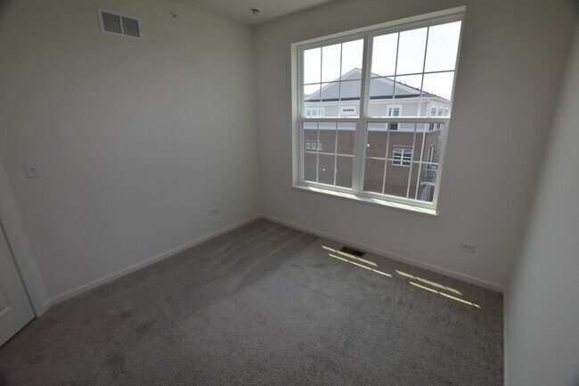 Building Photo - 2945 Showplace Dr