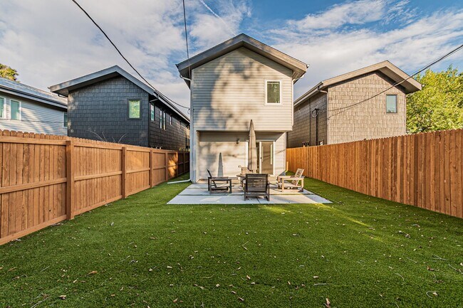 Building Photo - Contemporary 3BD, 2.5BA Edgewood Home with Fenced Yard and Carport