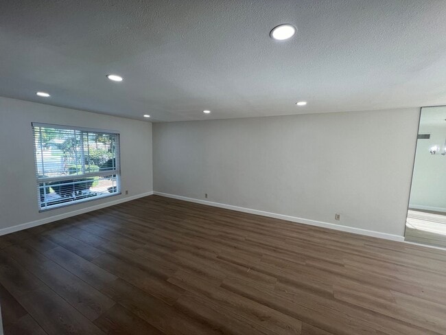 Building Photo - Great Large House ready for you to Make it a Home