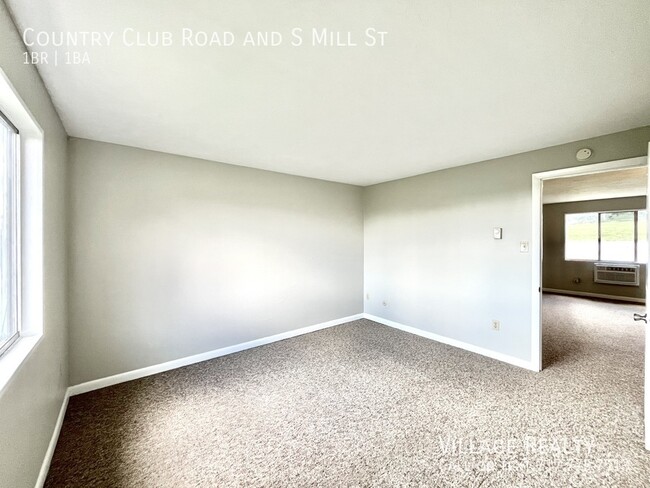 Building Photo - 811 Country Club Rd