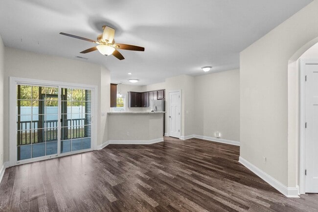 Building Photo - Townhouse For Rent! Rebated Application Fe...