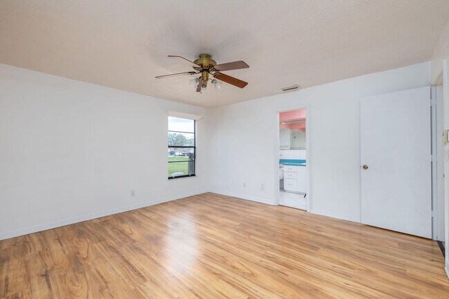 Building Photo - 662 NW Cardinal Dr