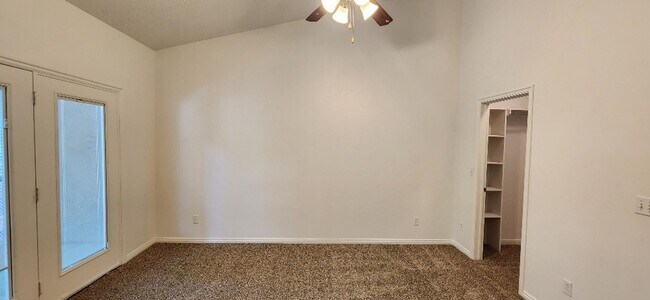 Building Photo - Beautiful 3 Bedroom Townhome in Pleasant G...
