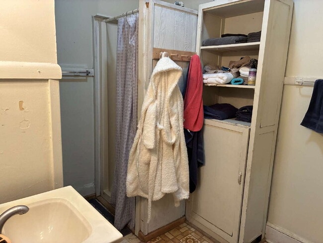 Building Photo - 4 Bedroom, 2 Full Bathroom Home With Central Air & Large Yard