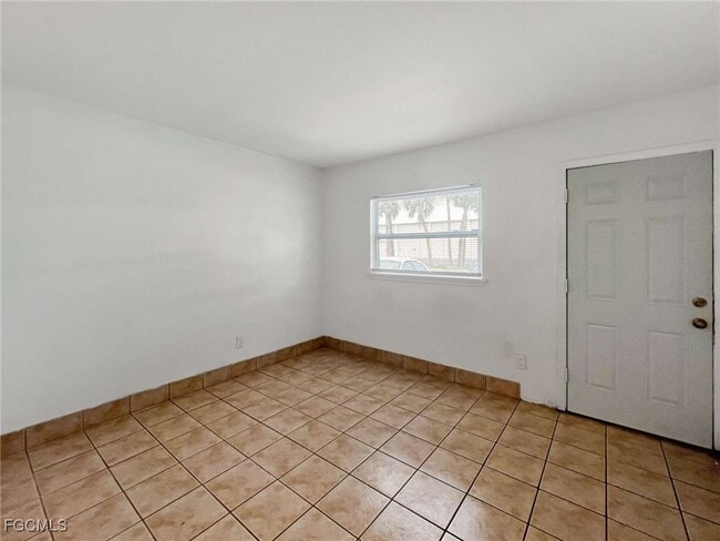 Building Photo - 1852 Golf View Ave