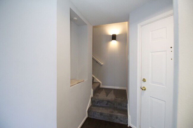 Building Photo - 2/2.5 Bath Condo in Sterling!