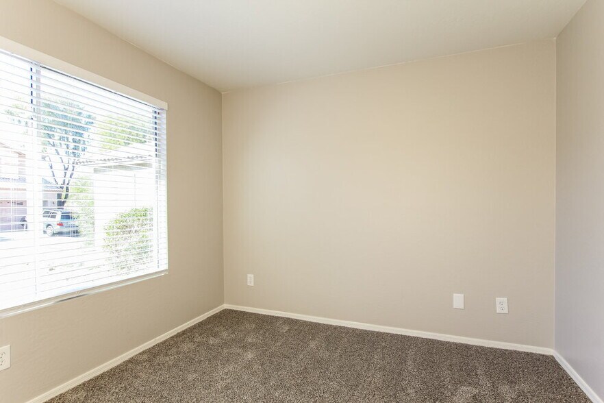 Building Photo - 2125 E Danbury Rd