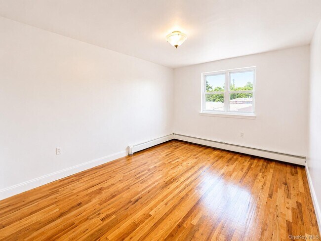 Building Photo - 533 Soundview Ave