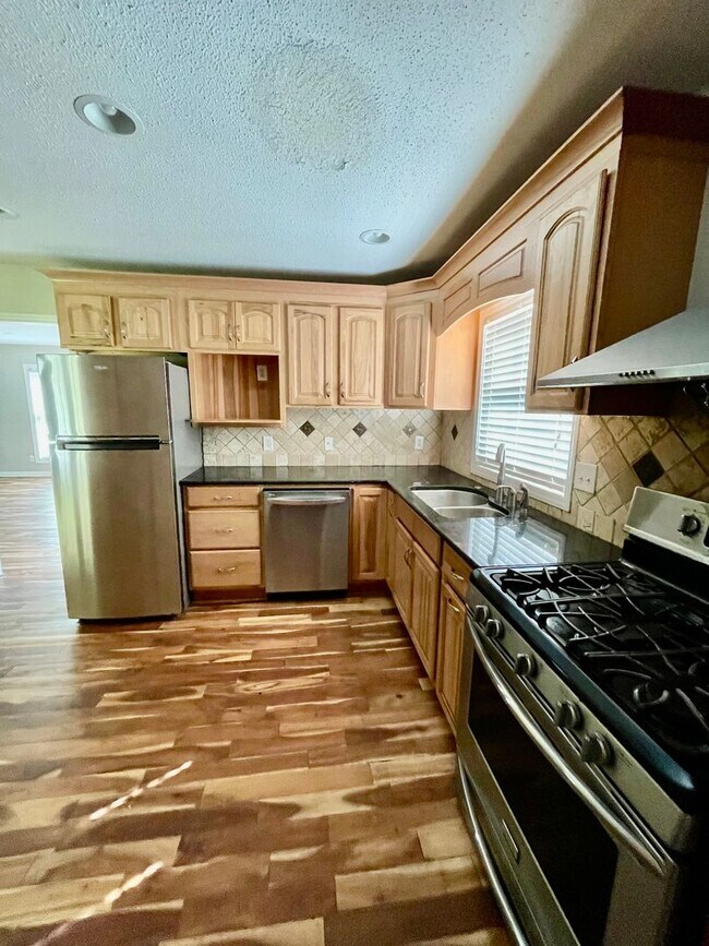 Building Photo - Welcome to view, a charming 4-bedroom, 2-bathroom home located in the heart of Charlotte, NC.