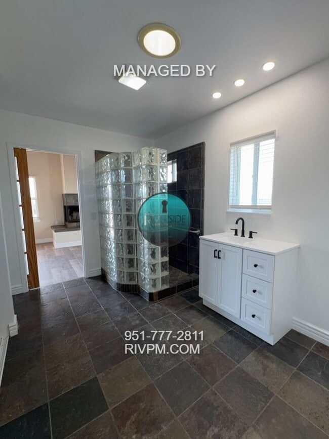 Building Photo - Charming Jurupa Valley home on a spacious lot with RV parking!