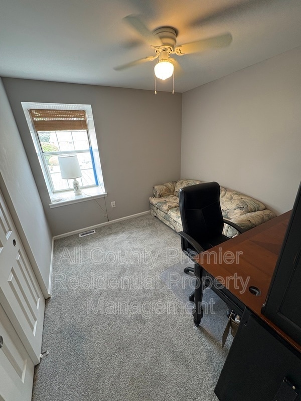 Building Photo - 38 River Bank Dr