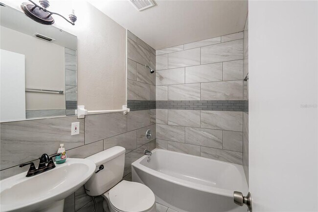 Building Photo - 602 Clayton Cir