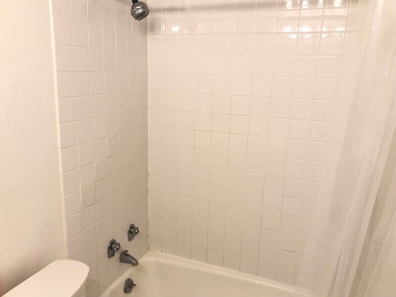 Full Bathroom - Shower/Bathtub - 950 25th St NW