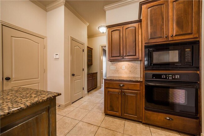 Building Photo - 3778 Prince Philipe St