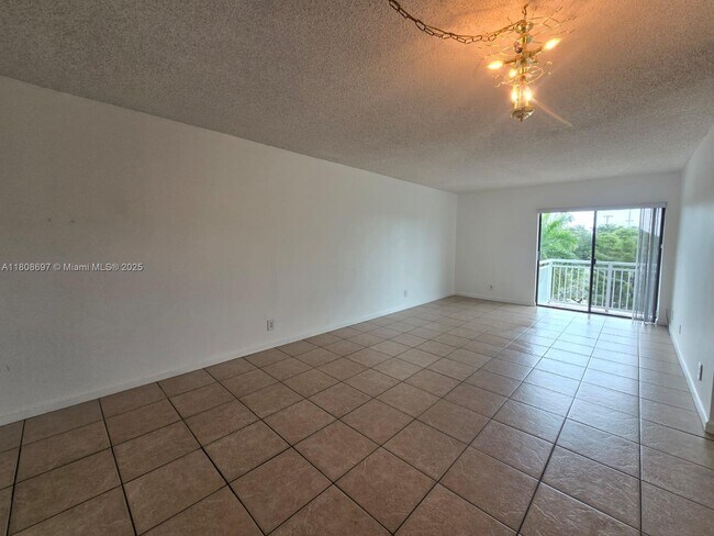 Building Photo - 405 S Pine Island Rd