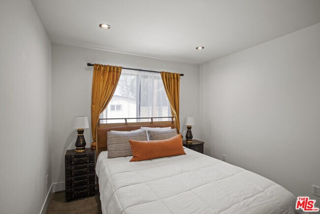 Building Photo - 4765 Round Top Dr