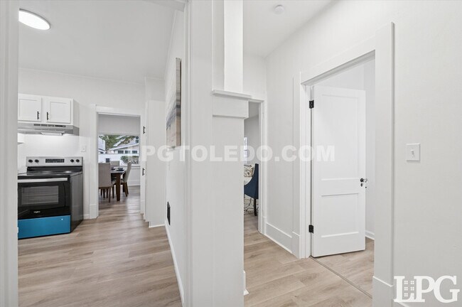 Building Photo - 1044 Hawk St