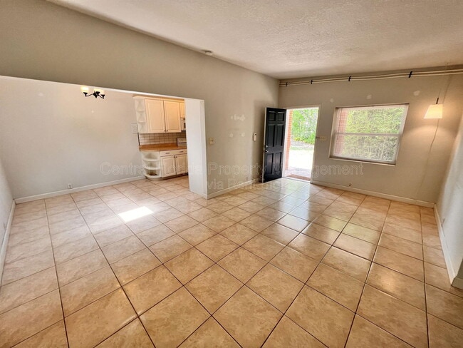 Building Photo - 253 Ashwood Dr