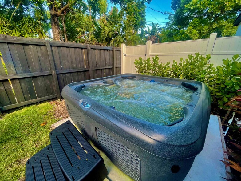 Building Photo - 834 NE 14th Ave