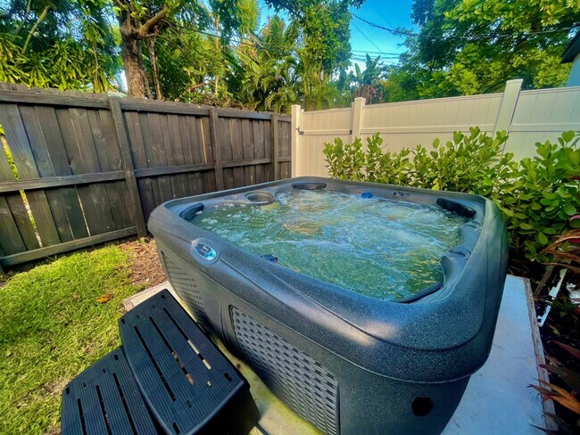 Building Photo - 834 NE 14th Ave