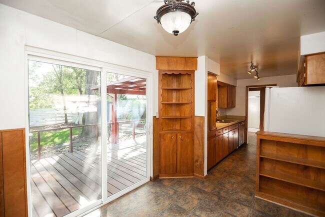 Building Photo - Charming 4 Bedroom, 1.75 Bath Brick Ranch Near Old Town!