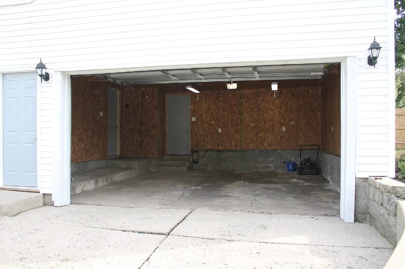 Building Photo - 819 E College Ave