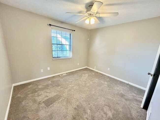 Building Photo - Cozy 2 Bed, 1.5 Bath in Lexington!