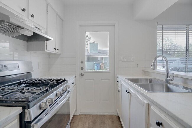 Building Photo - 304 John N Garner Cir