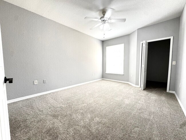 Building Photo - Renovated 2/2 Condo located in Visconti! - New Carpet