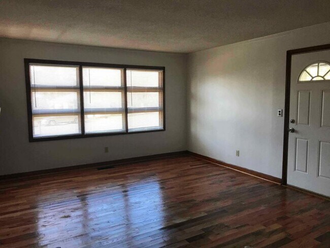 Building Photo - 1107 Westmoreland Dr