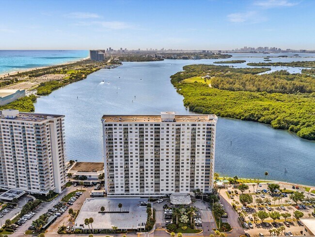 Building Photo - 500 Bayview Dr