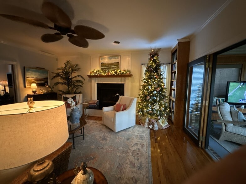 Den - 927 blue crab way